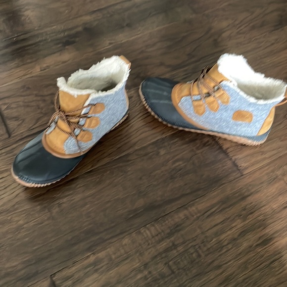 Sorel out and about boots size 10.5 - Picture 3 of 5